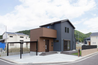 深いブルーの外壁にブラウンがアクセントの外観｜京都・大阪・滋賀の注文住宅 天然木の家
