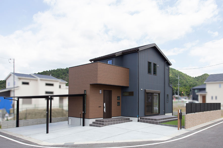 深いブルーの外壁にブラウンがアクセントの外観｜京都・滋賀の注文住宅 天然木の家