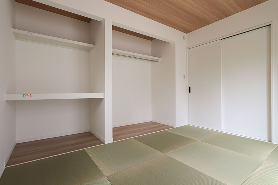 クローゼットや建具が洋間仕立ての和室｜京都・滋賀の注文住宅 天然木の家