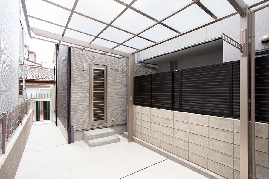 洗濯物を干したり駐輪場にしたり多用途に使えるスペース｜京都・滋賀の注文住宅 天然木の家