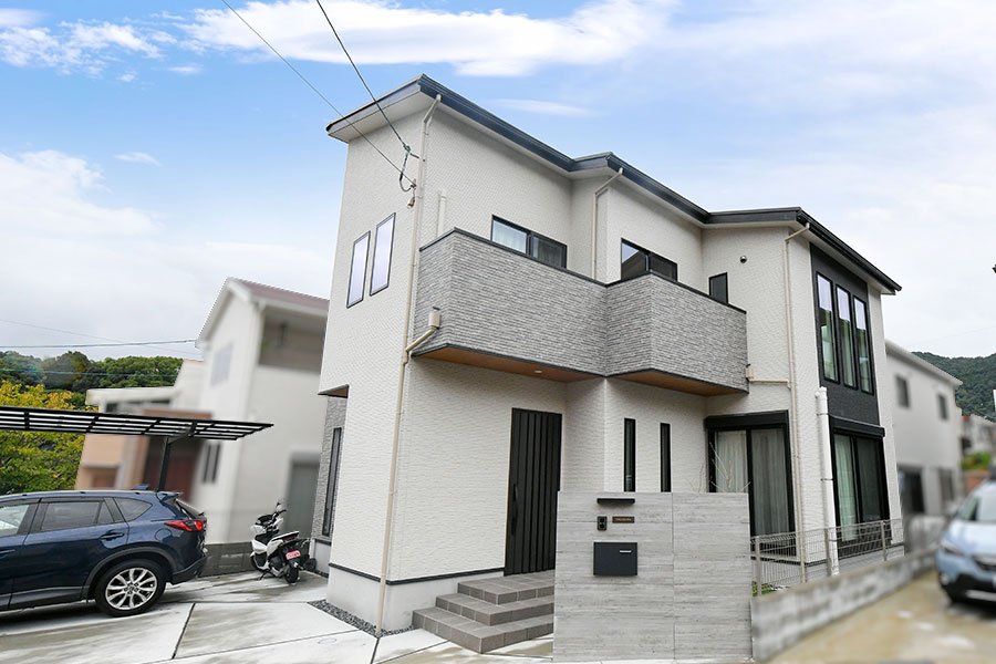 白の外壁に黒の建具がアクセントになり素敵な外観｜京都・大阪・滋賀の注文住宅 天然木の家