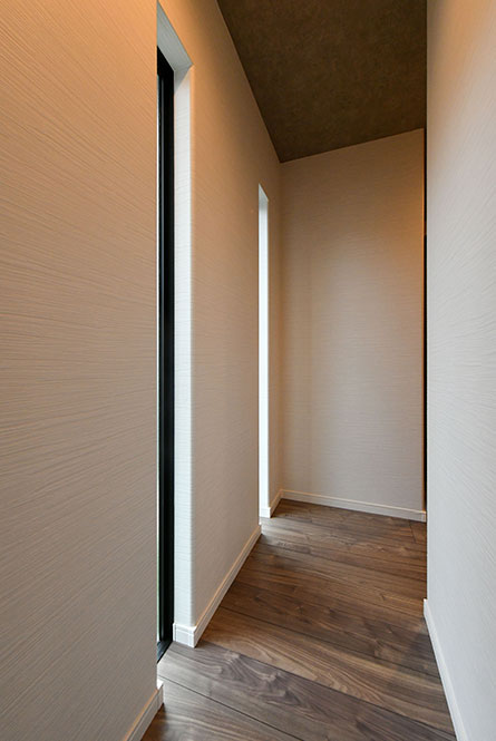 床付のスリット窓が高さを感じさせる｜京都・大阪・滋賀の注文住宅 天然木の家