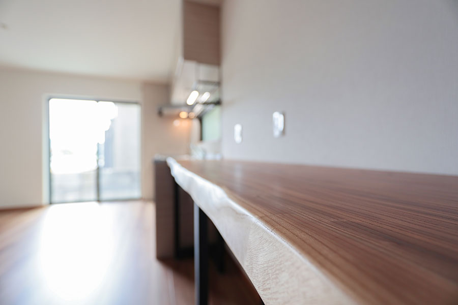 ケヤキの天然木一枚板を使用したキッチン台｜京都・大阪・滋賀の注文住宅 天然木の家