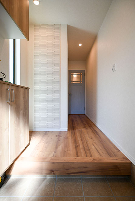 調湿効果のあるエコカラットを使用した玄関｜京都・大阪・滋賀の注文住宅 天然木の家