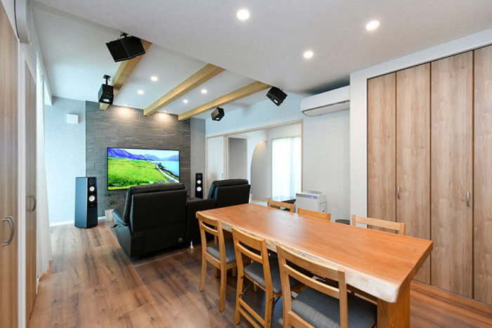 サラウンドシステムに大画面テレビで趣味を楽しむリビング｜京都・大阪・滋賀の注文住宅 天然木の家