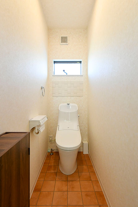 レンガタイル調のフロアがかわいいトイレ｜京都・大阪・滋賀の注文住宅 天然木の家