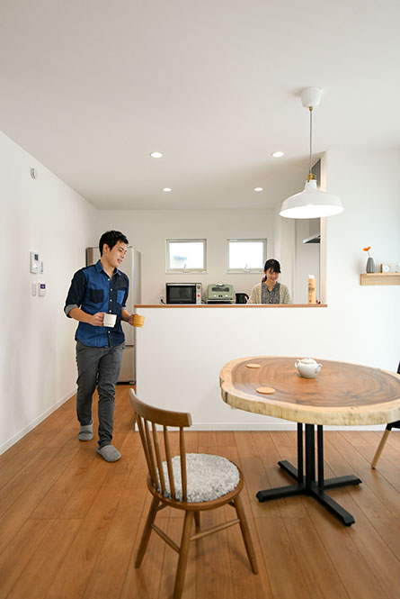 キッチンは対面式のペニンシュラ型｜京都・大阪・滋賀の注文住宅 天然木の家