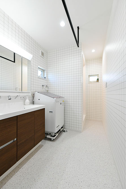 2階に設置された洗面脱衣室とシャワールーム｜京都・大阪・滋賀の注文住宅 天然木の家