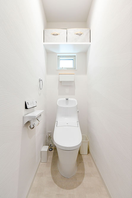 白く清潔感あふれるトイレ｜京都・大阪・滋賀の注文住宅 天然木の家