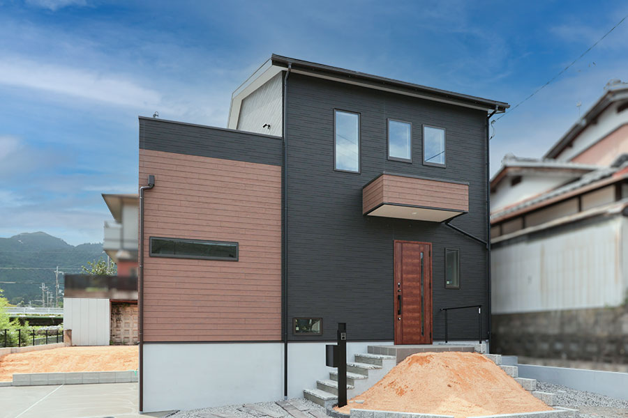 ダークカラーの外壁にブラウンがアクセントのスタイリッシュな外観｜京都・滋賀の注文住宅 天然木の家