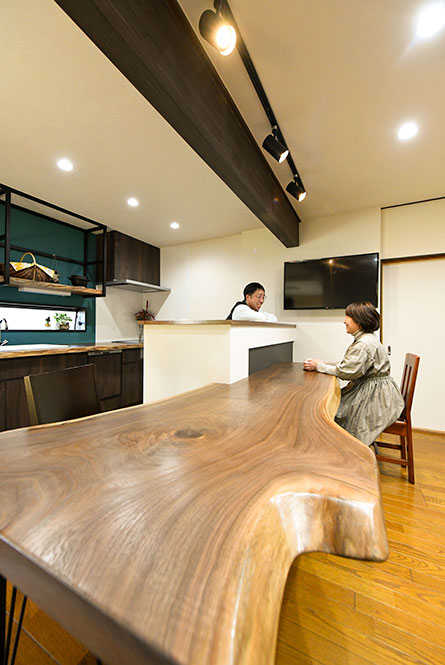 天然木のダイニングカウンターはまるでおしゃれなカフェのよう｜京都・大阪・滋賀の注文住宅 天然木の家