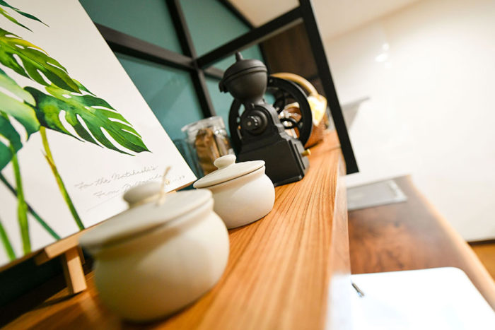 趣味のコーヒーミルやシュガーポットもおしゃれにディスプレイ｜京都・大阪・滋賀の注文住宅 天然木の家