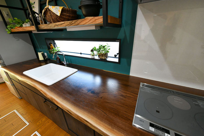 キッチンの天板に天然木一枚板を使用｜京都・大阪・滋賀の注文住宅 天然木の家