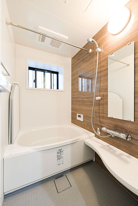 ブラウンが優しい浴室｜京都・大阪・滋賀の注文住宅 天然木の家