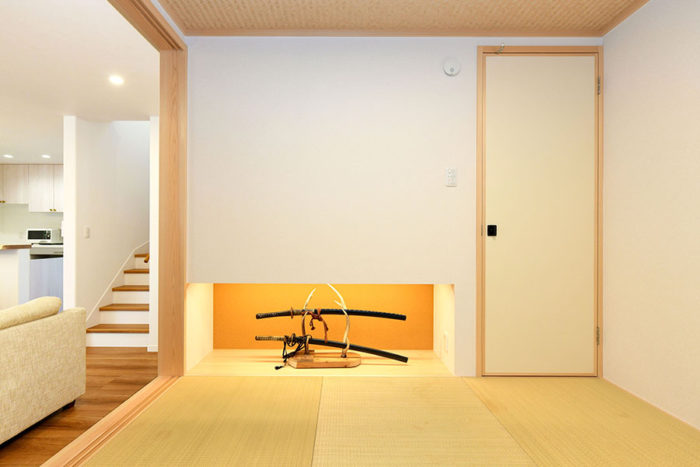 照明をつけた床の間の刀がかっこいい和室｜京都・大阪・滋賀の注文住宅 天然木の家