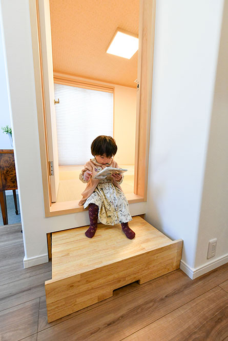 お子さまも安心安全の踏み幅｜京都・大阪・滋賀の注文住宅 天然木の家