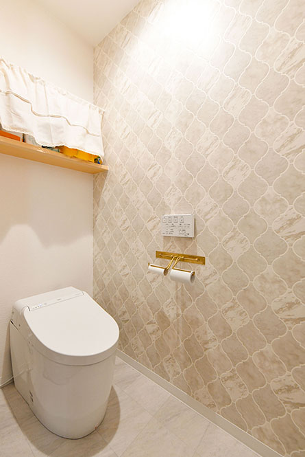 真鍮のペーパーホルダーがおしゃれなトイレ｜京都・大阪・滋賀の注文住宅 天然木の家