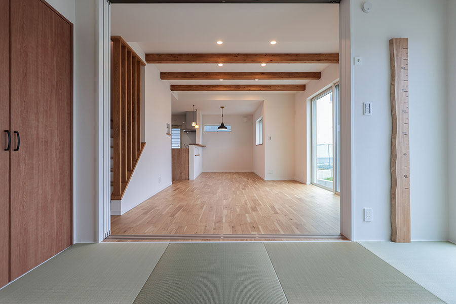 和室はハイドアで天井をそろえることで広がりを感じさせる｜京都・大阪・滋賀の注文住宅 天然木の家