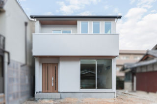 白のガルバリウムがシンプルな美しさを出す外観｜京都・大阪・滋賀の注文住宅 天然木の家