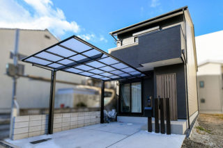 玄関前の格子がデザイン性ある外観｜京都・大阪・滋賀の注文住宅 天然木の家