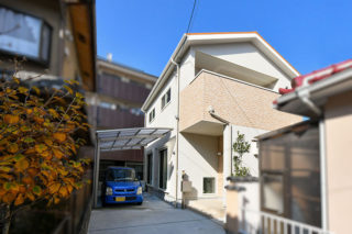 L字型の土地に建てられた外観がかわいい家｜京都・大阪・滋賀の注文住宅 天然木の家