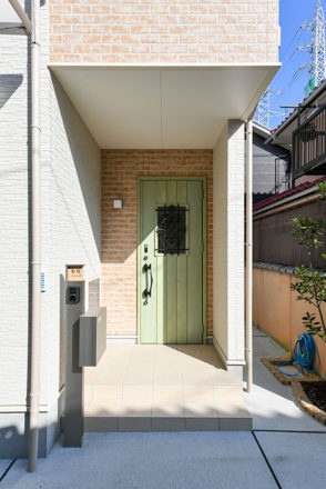 グリーンの玄関扉はアンティーク調でかわいい｜京都・大阪・滋賀の注文住宅 天然木の家