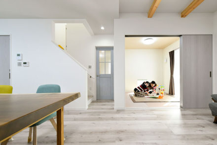 リビングに併設された和室はお子さまのお昼寝スペースとして｜京都・大阪・滋賀の注文住宅 天然木の家