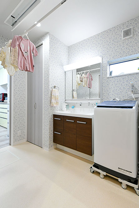 広めの洗面脱衣室はランドリールームとしても使用できる｜京都・大阪・滋賀の注文住宅 天然木の家