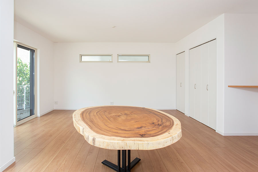 天然木の丸太テーブル｜京都・大阪・滋賀の注文住宅 天然木の家