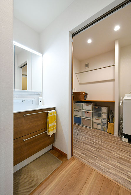 玄関からすぐにアクセスできる独立した手洗い場｜京都・大阪・滋賀の注文住宅 天然木の家