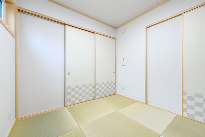 リビング横の和室は扉を閉めるとプライベート空間に｜京都・大阪・滋賀の注文住宅 天然木の家