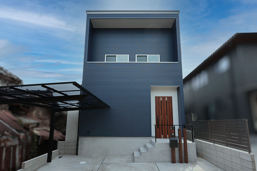 横貼りがかっこいいブルーのガルバリウム外壁｜京都・大阪・滋賀の注文住宅 天然木の家