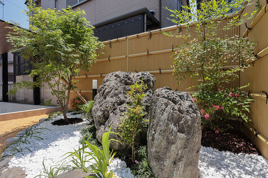 迫力ある石や植栽が趣感じる和の坪庭を演出｜京都・大阪・滋賀の注文住宅 天然木の家