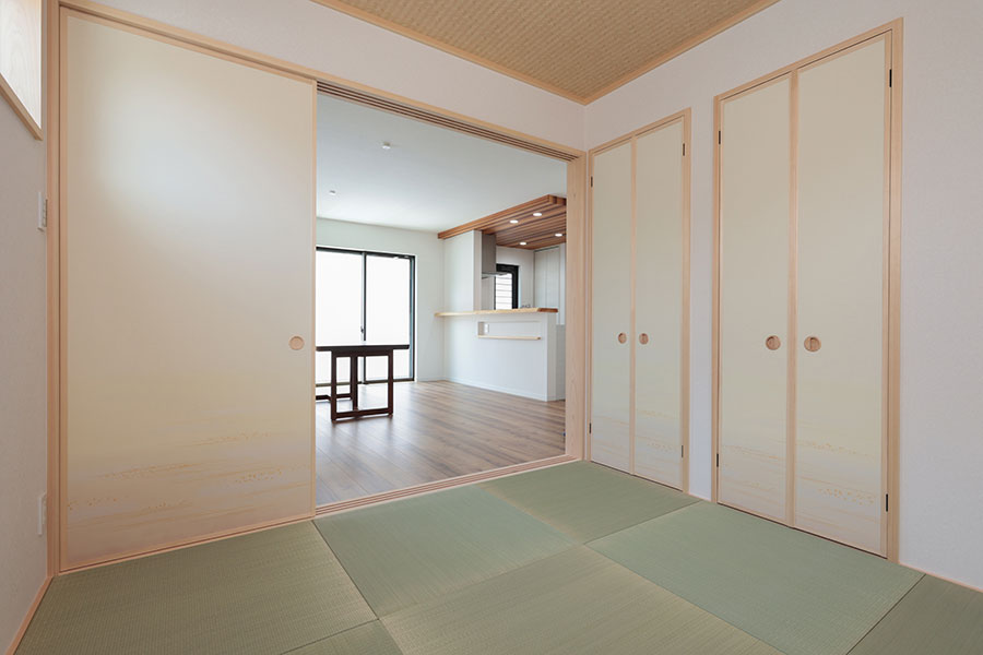 和室の扉も純和風柄で落ち着いた空間に｜京都・大阪・滋賀の注文住宅 天然木の家