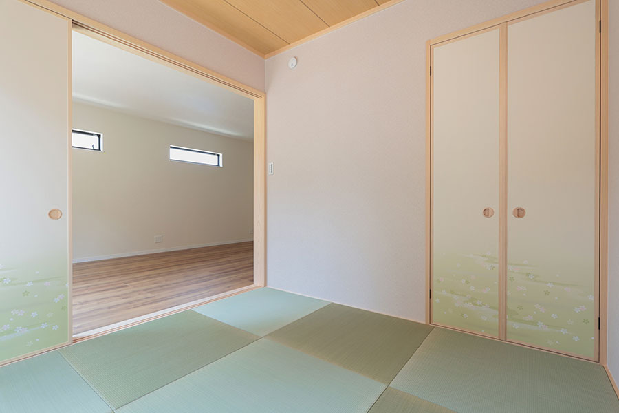 リビングに併設された落ち着いた和室｜京都・大阪・滋賀の注文住宅 天然木の家