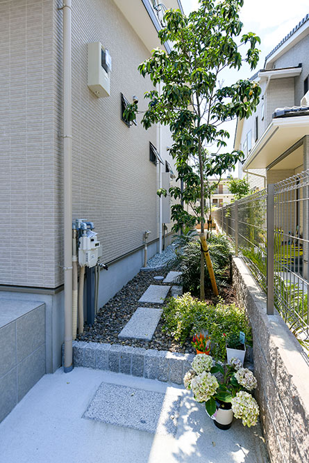 植栽の緑が外構のアクセント｜京都・大阪・滋賀の注文住宅 天然木の家