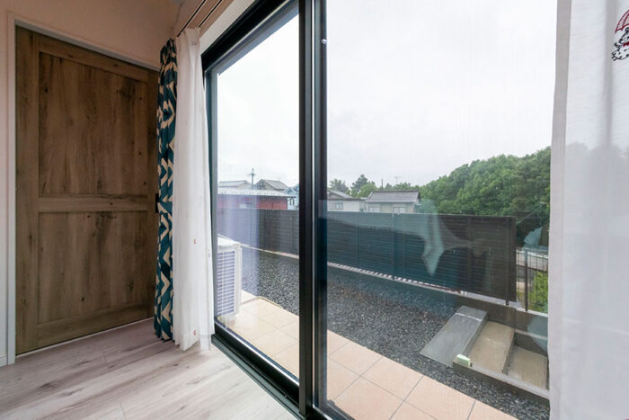 窓からはタイルデッキにつながりアウトドアリビングとしても使用できる｜京都・大阪・滋賀の注文住宅 天然木の家