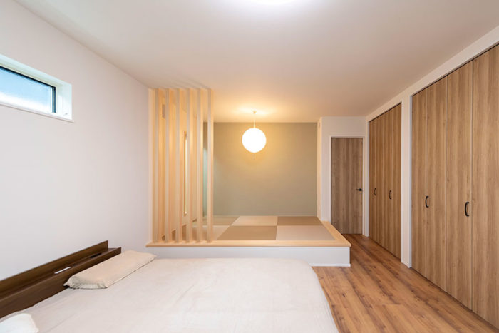 寝室に作られた小上がりの和室｜京都・大阪・滋賀の注文住宅 天然木の家