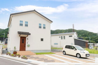 瓦屋根やパステルグリーンのポストがかわいい北欧風の外観｜京都・大阪・滋賀の注文住宅 天然木の家