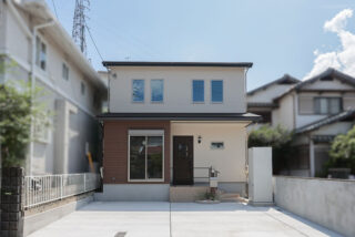 整然と並べられた窓がアクセントの外観｜京都・大阪・滋賀の注文住宅 天然木の家