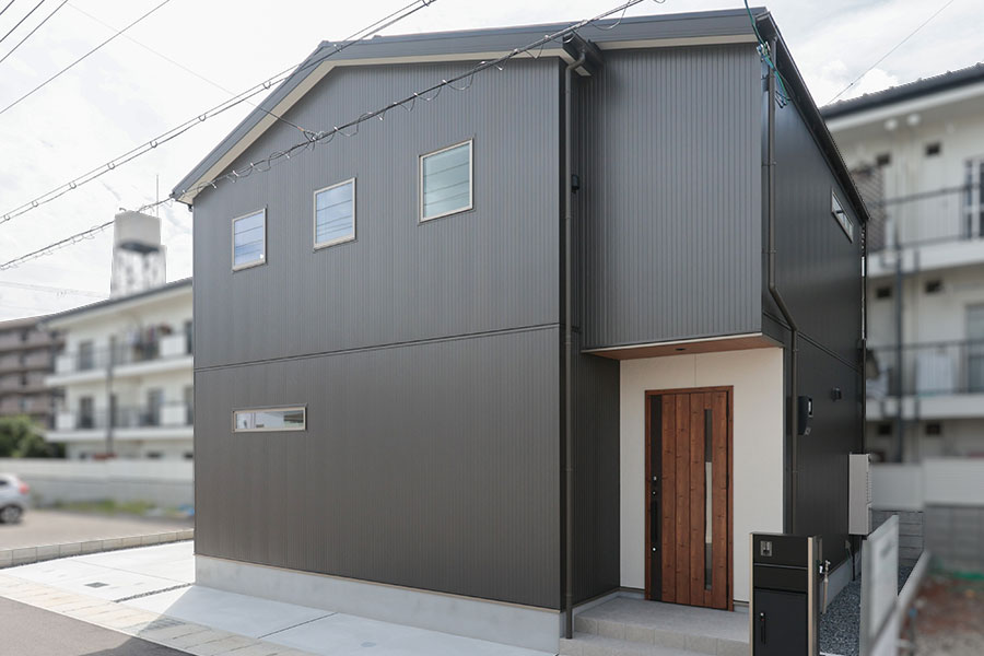 黒のガルバリウムがスタイリッシュな外観｜京都・大阪・滋賀の注文住宅 天然木の家