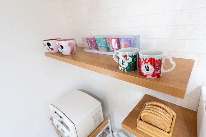 キッチンの飾り棚にもかわいいミッキーのカップ｜京都・大阪・滋賀の注文住宅 天然木の家