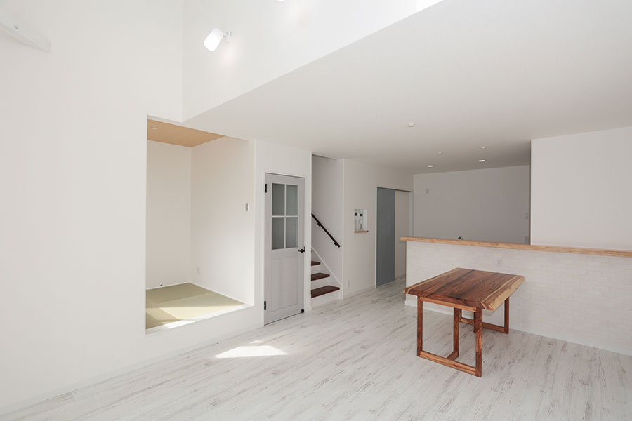 小上がりの和室が併設されたリビング｜京都・大阪・滋賀の注文住宅 天然木の家